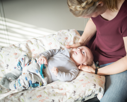 Baby/barn der modtager behandling af Kiropraktor