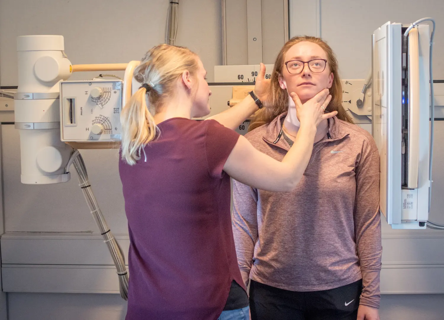 Patient får taget røntgen